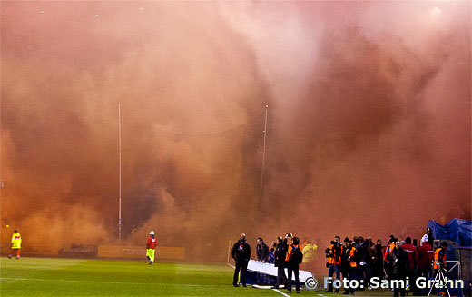 Orange pyroteknik från Djurgårdens läktarplats