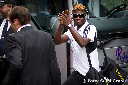 AIK 20 Mohamed Bangura och AIK chefstränare Andreas Alm (med ryggen mot kameran) anländer med spelarbuss till Råsunda inför matchen mellan AIK och Halmstad BK 