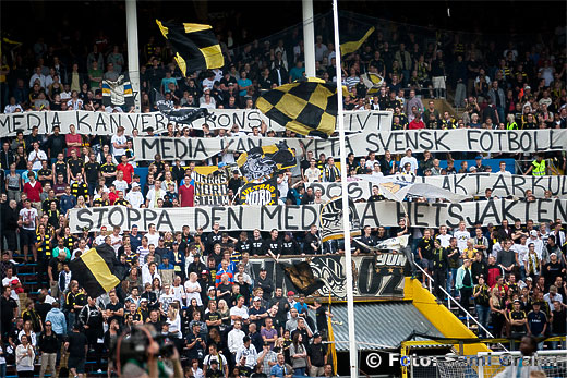 AIK läktare klack fans banderoll "Media kan verka konstruktivt, media kan lyfta svensk fotboll, stoppa den mediala hetsjakten. Positiv läktarkultur"