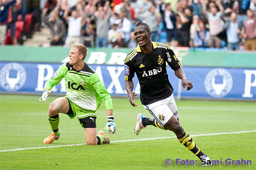 Mål igen (2-0) av AIK 19 Ibrahim Bangura , ilsken Halmstad målvakt Karl-Johan Johnsson