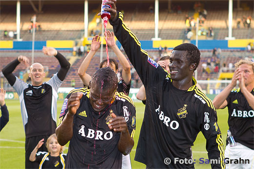 AIK 22 Kwame Karikari häller läsk på fyramålsskytten AIK 19 Ibrahim Bangura