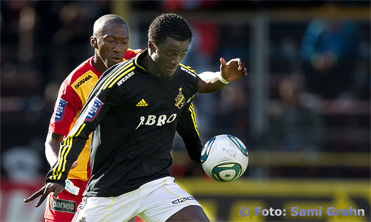 AIK 22 Kwame Amponsah Karikari med bollen