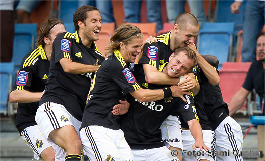 Målskytten AIK 5 Robert Åhman Persson gratuleras av laget