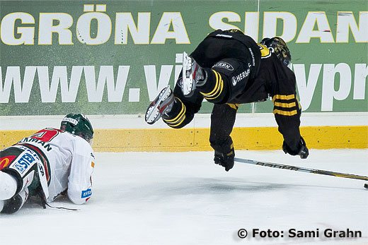 AIK 1Richard Gynge bjuds på lufttur av Frölunda Christian Bäckman 