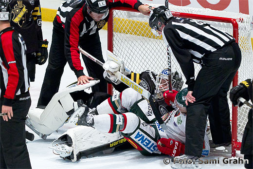 Frölunda Nicklas Lasu hälsar på AIK Viktor Fasth