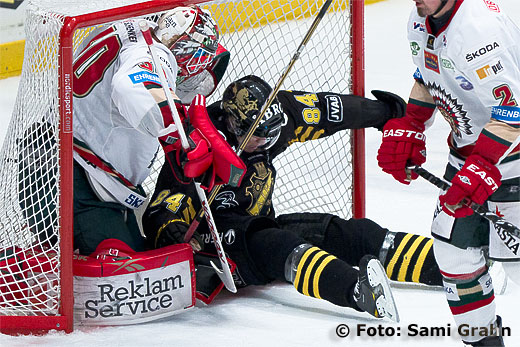 AIK Patric Blomdahl hälsar på Frölunda Frederik Andersen