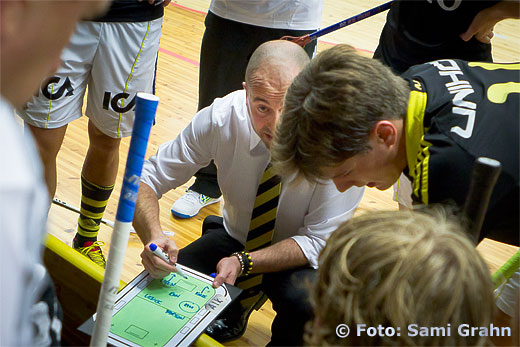 AIK huvudtränare Mika Packalén tar time out