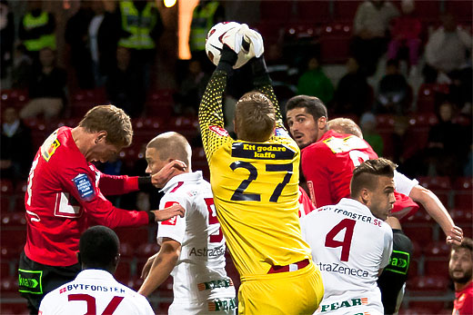 Assyriska målvakt Oscar Berglund räddar distansskott