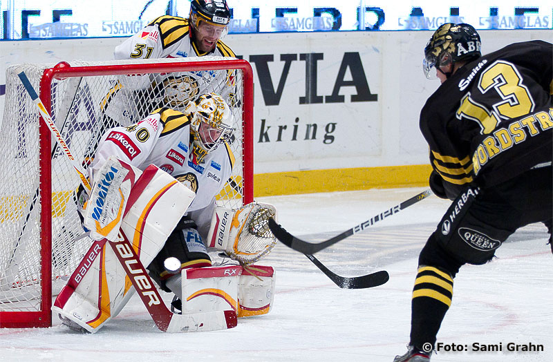 AIK 13 Joakim Nordström prövar skott på Brynäs målvakt 40 Johan Holmqvist