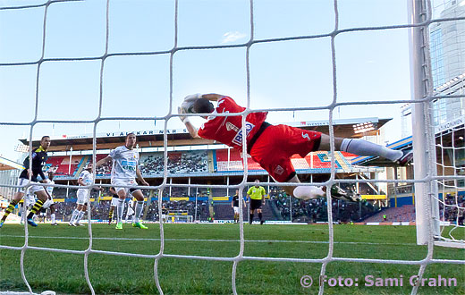 GAIS målvakt 1 Dime Jankulovski räddar nick från AIK 9 Martin Kayongo-Mutumba