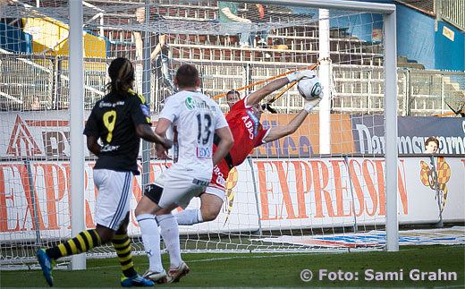 GAIS målvakt 1 Dime Jankulovski räddar nick från AIK 9 Martin Kayongo-Mutumba