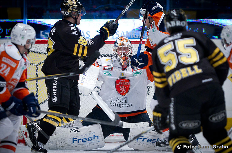 Växjö Lakers 28 Martin Gerber håller rent framför egen kasse