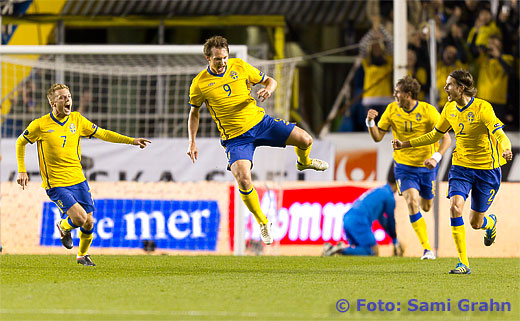 Sverige 9 Kim Källström firar 1-0 tillsammans med 7 Sebastian Larsson, 11 Johan Elmander och 2 Mikael Lustig