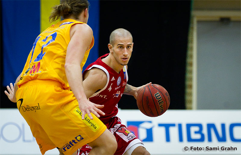 Uppsala Basket 4 Mannos Nakos passerar Solna Vikings 12 Willy Beck 