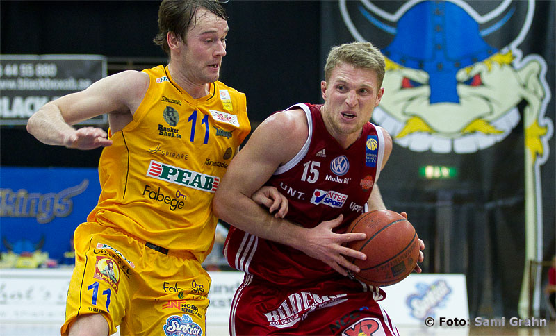 Solna Vikings 11 Logi Gunnarsson jagar Uppsala Basket 15 Rhys Carter