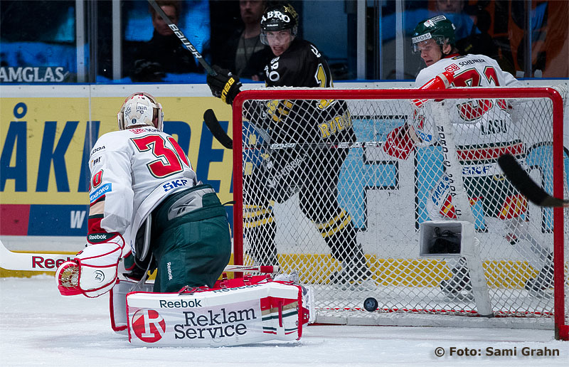 AIK 86 Oscar Ahlström gör mål bakom Frölunda 30 Frederik Andersen. Kameran vilar tryggt i sin lilla låda.