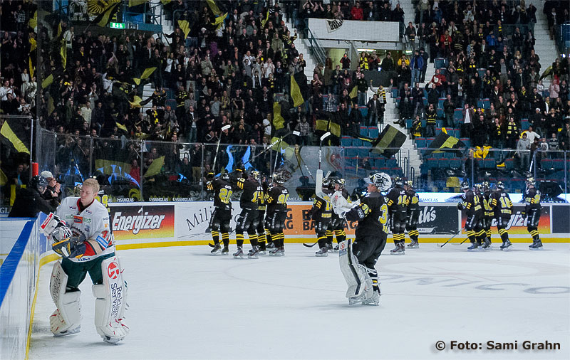 AIK tackar sina supportrar i den rekordstora klacken.