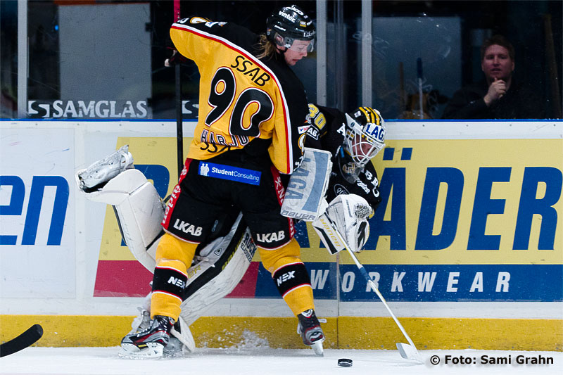 Luleå 90 Johan Harju trycker ned AIK 30 Viktor Fasth