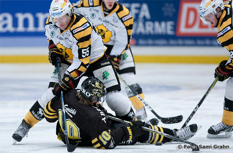 Skellefteå 55 Jan-Axel Alavaara trycker ned AIK 10 Richard Gynge