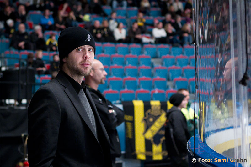 AIK 44 Josh MacNevin ser matchen från läktarplats