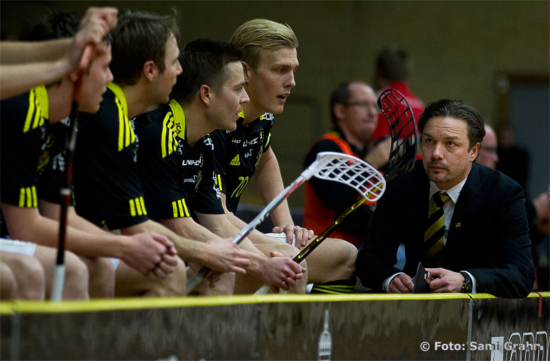 AIK huvudtränare Joakim Nordström Ribbing snackar med laget