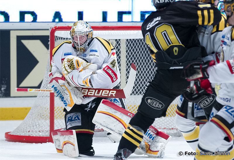 Brynäs målvakt 40 Johan Holmqvist räddar skott från AIK 10 Richard Gynge 