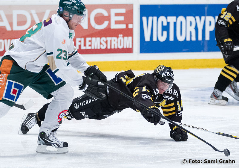 AIK 14 Daniel Rudslätt slänger sig efter pucken