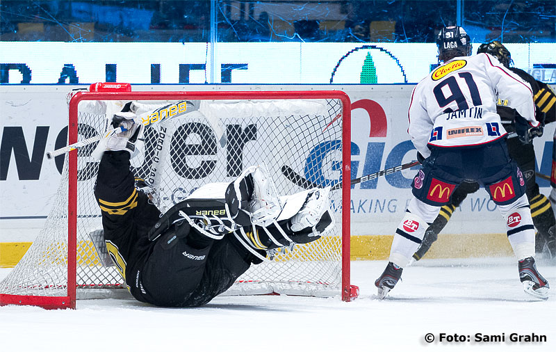 Linköping 91 Andreas Jämtin kör omkull AIK målvakt 30 Viktor Fasth