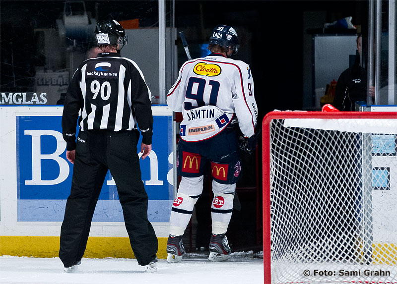 Linköping 91 Andreas Jämtin får matchstraff för fult spel.