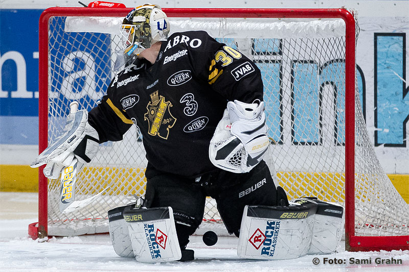 AIK 30 Viktor Fasth ser inte pucken mellan benen