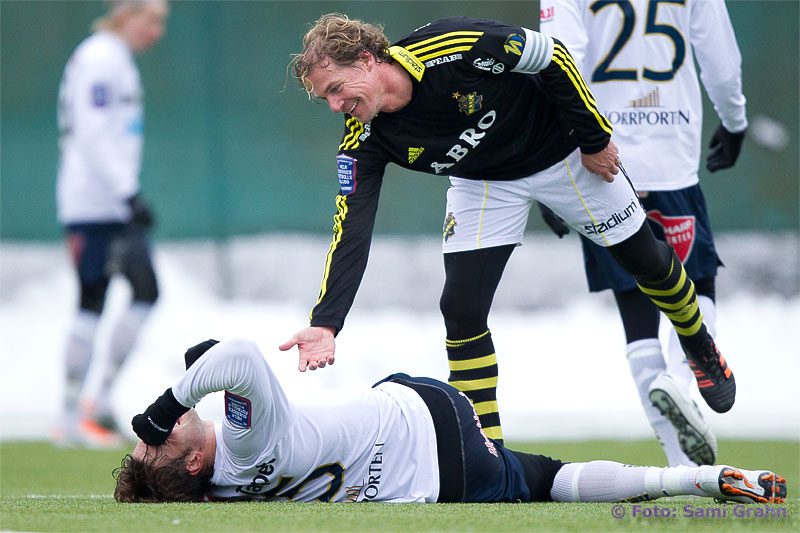 AIK 8 Daniel Tjernström ger Gefle 15 Mikael Dahlberg en hjälpande hand