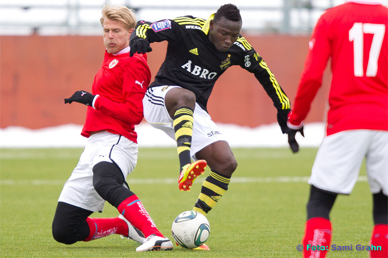 AIK 19 Alhassan Crespo A. Kamara dansar boll framför Kalmar 6 Paulus Arajuuri