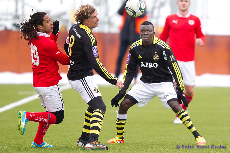 AIK 8 Daniel Tjernström och AIK 11 Lalawele Atakora håller undan Kalmar 19 Jonathan McDonald