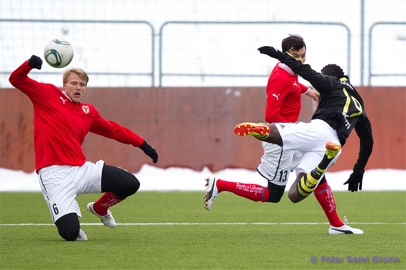 AIK 19 Alhassan Crespo A. Kamara prövar konstspark mot försvarande Kalmar 6 Paulus Arajuuri