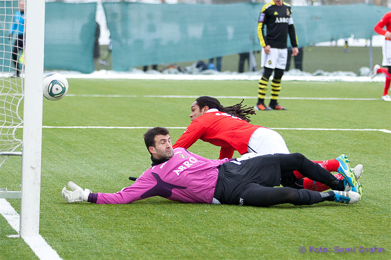 Mål av Kalmar 19 Jonathan McDonald bakom AIK 13 Kyriakos Stamatopoulos