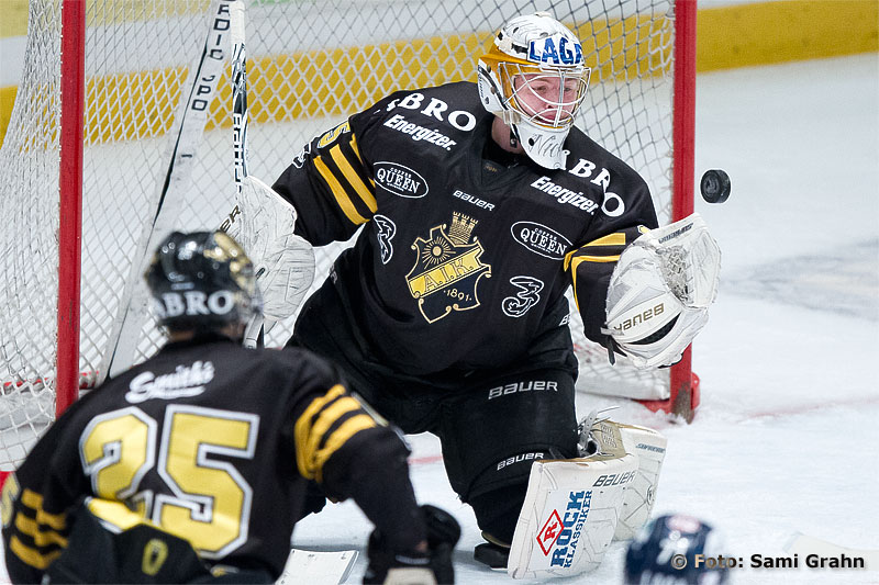 AIK 35 Niklas Lundström plockar pucken med handsken