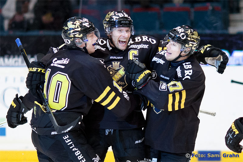 Målskytt AIK 6 Dick Tärnström gratuleras av 10 Richard Gynge och 87 Robert Rosén