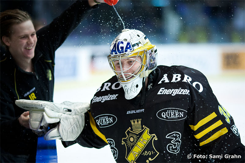 AIK 35 Niklas Lundström får en dusch efter vinsten