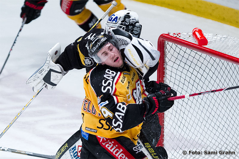 AIK 30 Viktor Fasth trycker till en Lulespelare