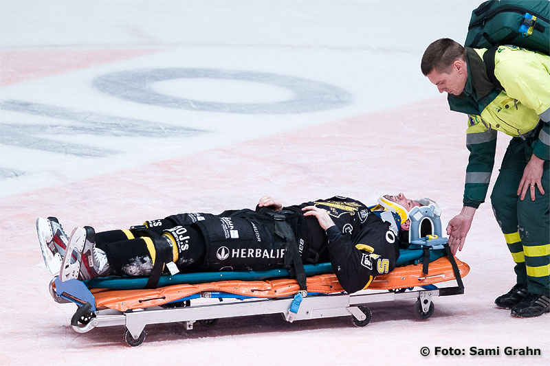 AIK 15 Rastislav Pavlikovsky rullas ut på bår med befarad nackskada