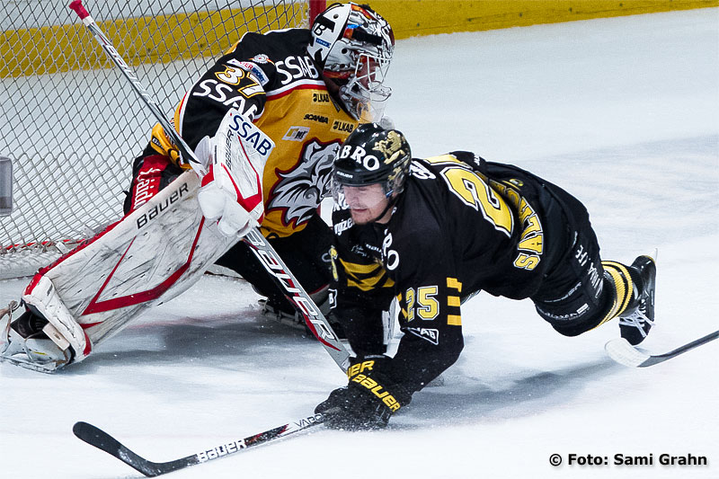 AIK 25 Johannes Salmonsson dras ned framför Luleå 37 Johan Gustafsson