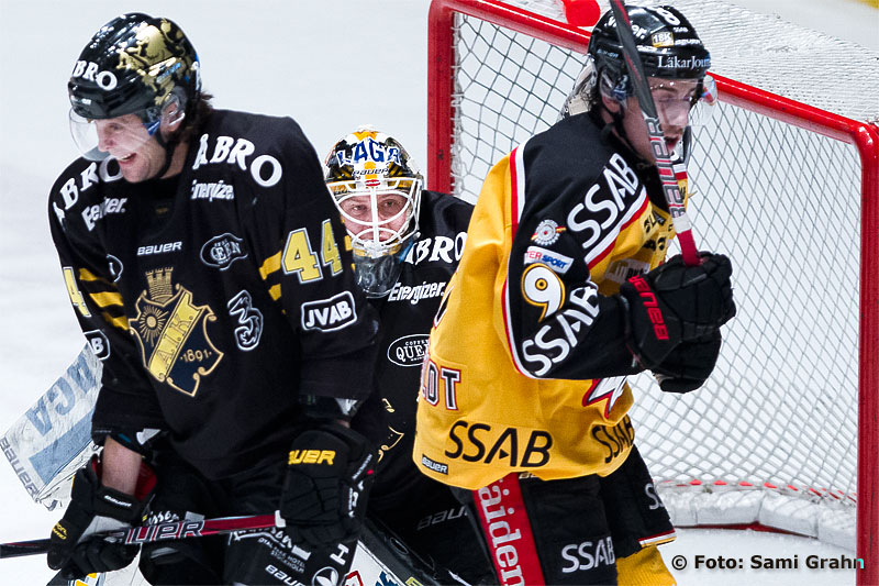 Trångt framför AIK målvakt 30 Viktor Fasth