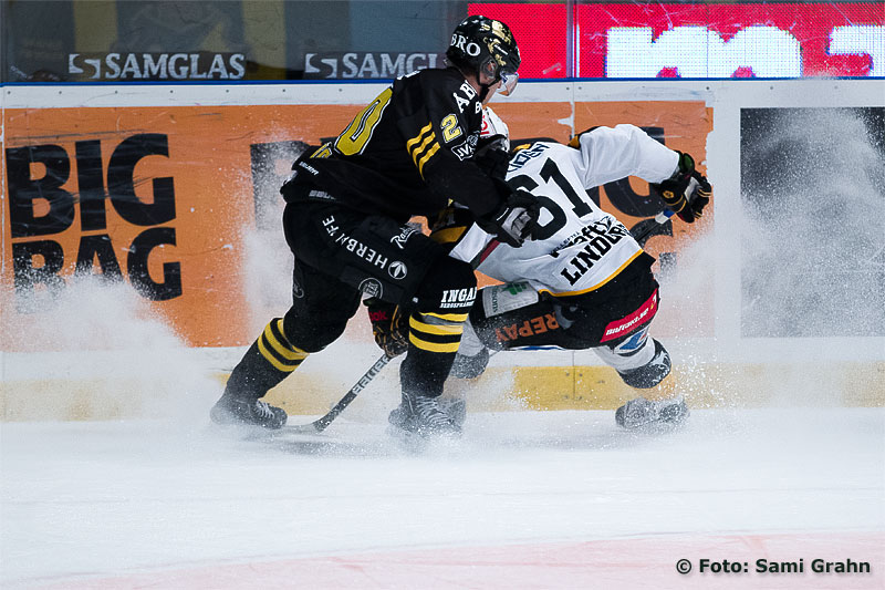 AIK 20 Daniel Bång och Skellefteå 61 Fredrik Lindgren sprutar snö