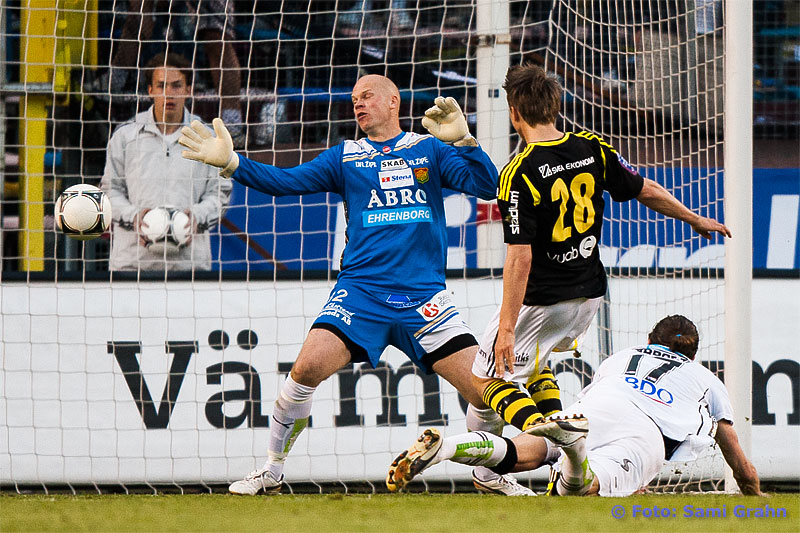 Mål av AIK 28 Viktor Lundberg bakom GAIS 32 Henri Sillanpää