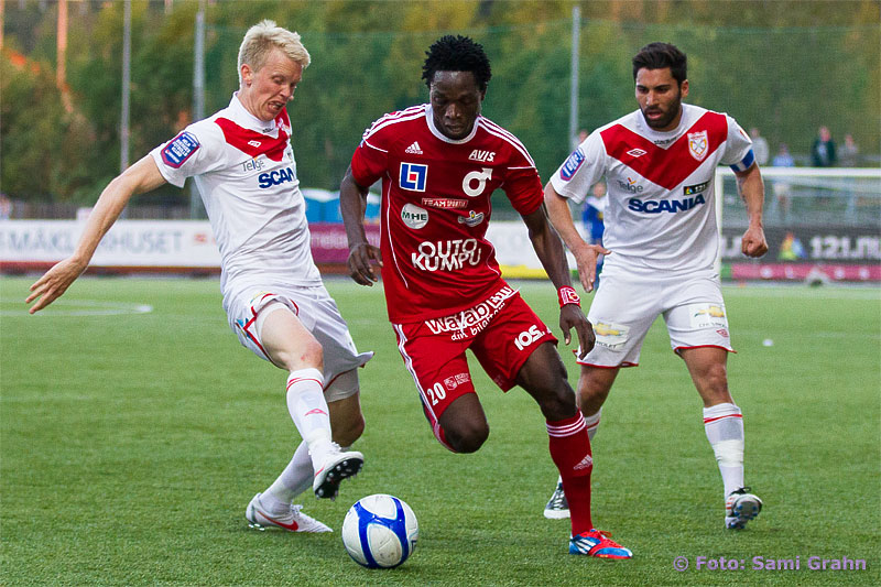 Assyriska 6 Mikael Thorstensson och 9 Stefan Batan jagar Degerfors 20 Amadaiya Rennie