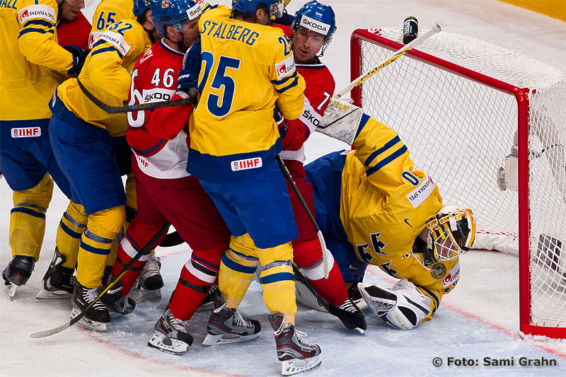 Tre Kronor målvakt 30 Viktor Fasth har koll på pucken