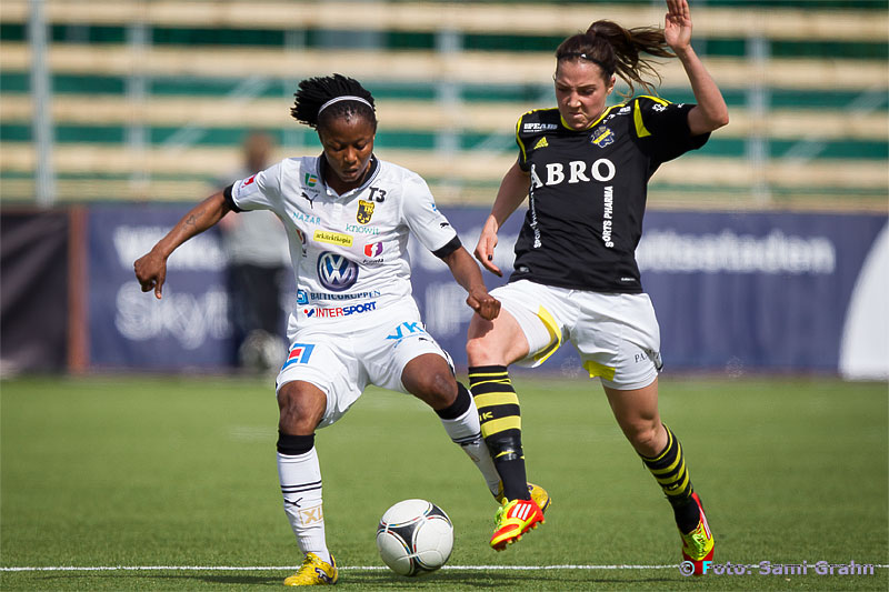 Umeå 14 Ogonna Chukwudi och AIK 18 Clara Markstedt