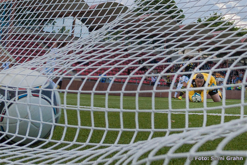 Kvitterat 2-2 av AIK 18 Clara Markstedt bakom Umeå målvakt 1 Caroline Jönsson