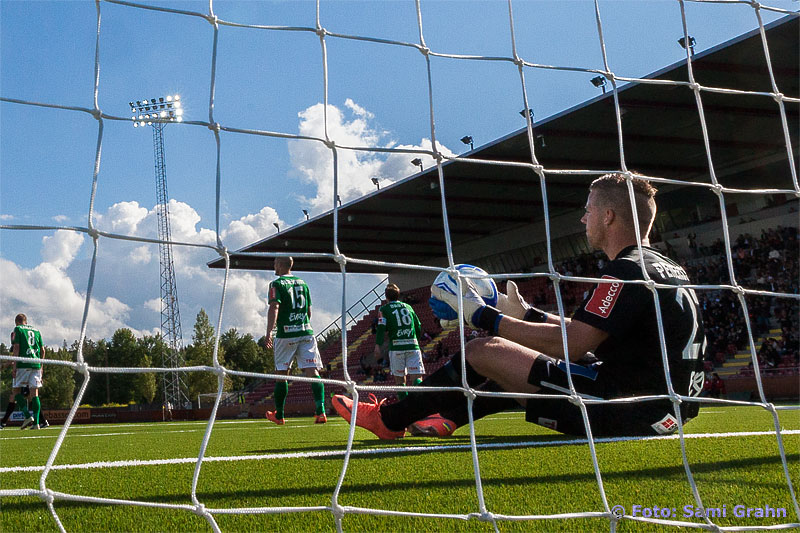 Jönköpings målvakt 27 Frank Pettersson fick vittja nätet fyra gånger i matchen mot Assyriska