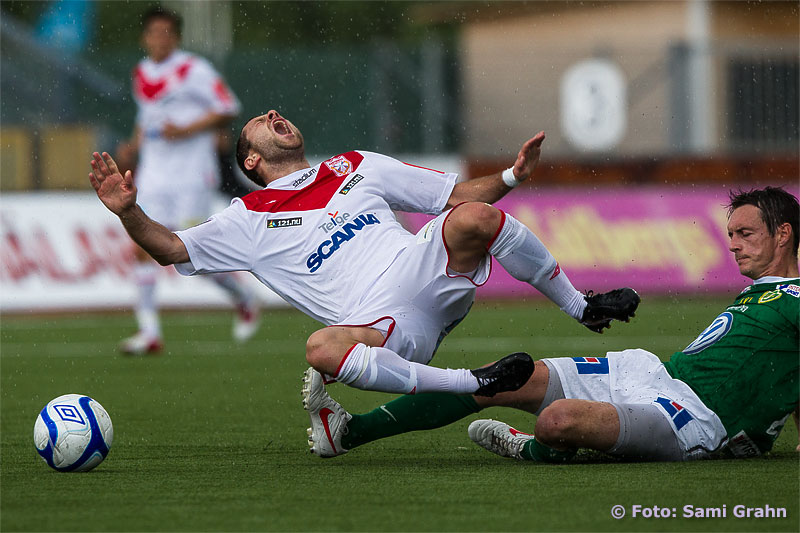 Assyriska 11 Admir Catovic fälls av Jönköping 17 Daryl John Smylie som får rött kort